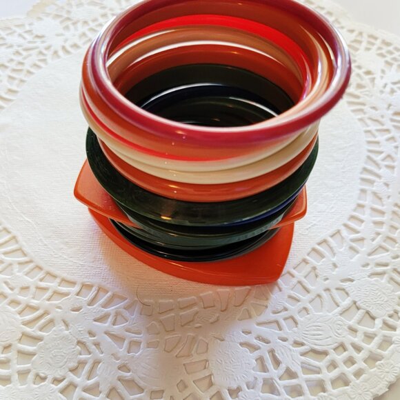 Vintage Set of 16 1980s mod Bangle Bracelets, Lucite - Picture 2 of 4